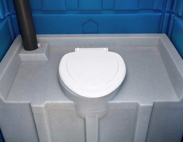 Накопительный бак, установленный внутри туалетной кабины «Стандарт Pro».